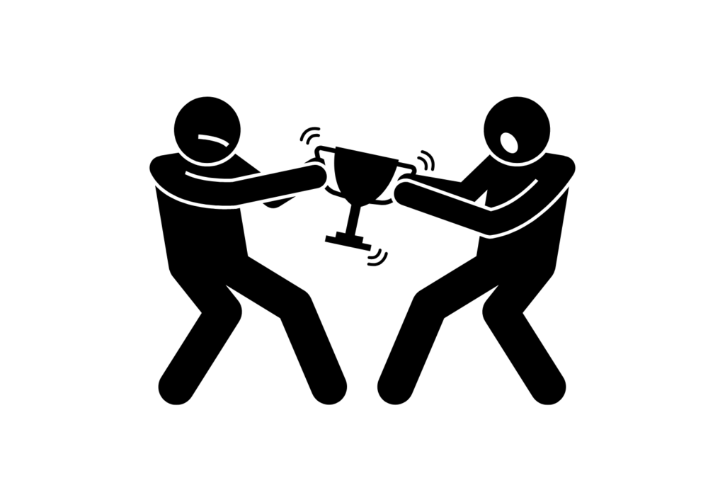 Due persone che si contendono una coppa